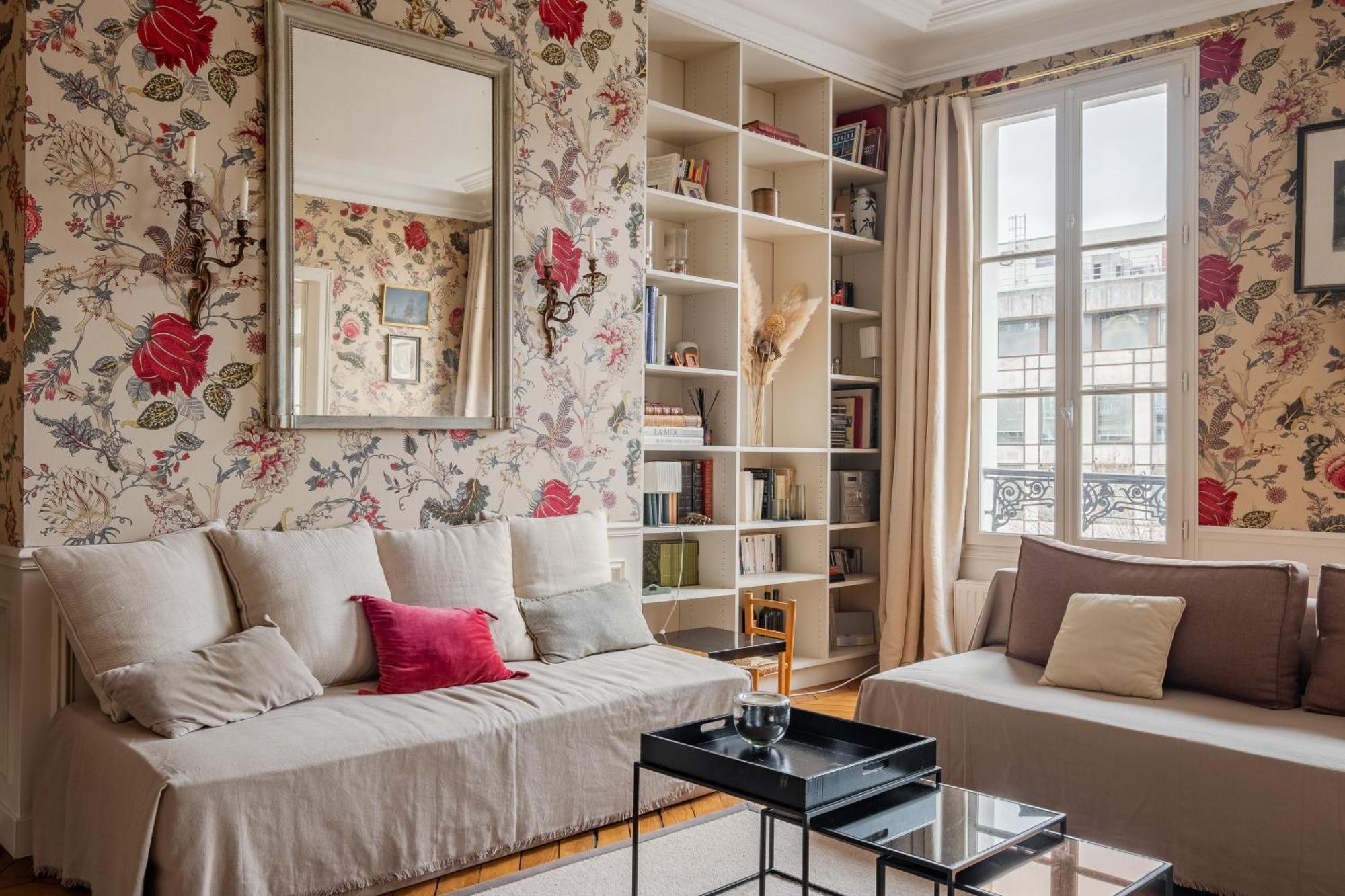 Veeve - Flowers In Saint-Martin Apartment Paris Exterior photo