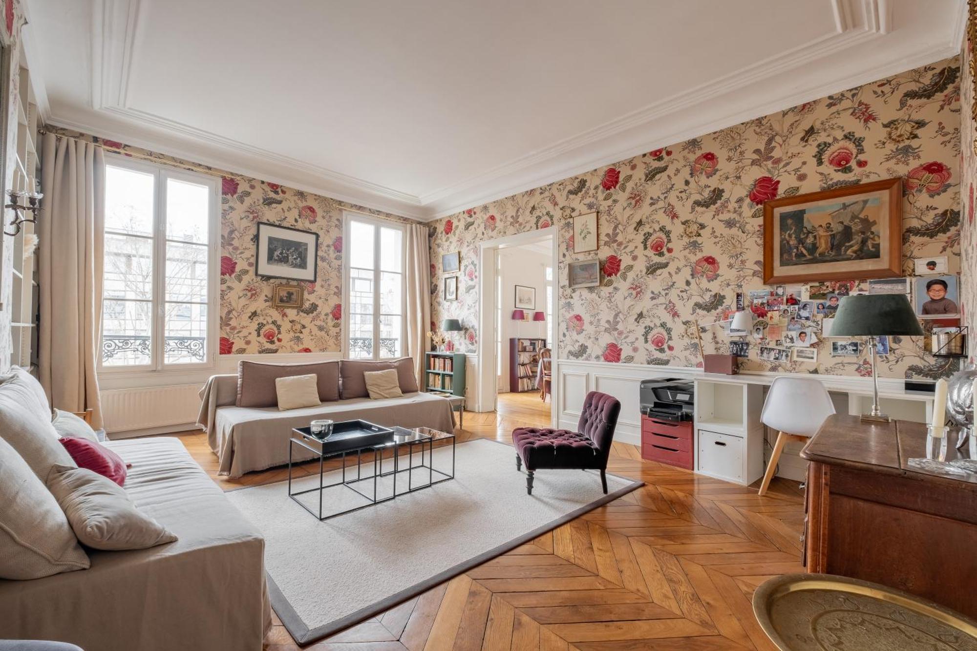 Veeve - Flowers In Saint-Martin Apartment Paris Exterior photo