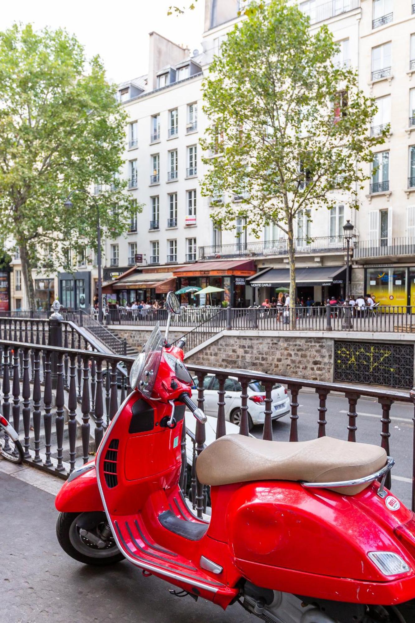 Veeve - Flowers In Saint-Martin Apartment Paris Exterior photo